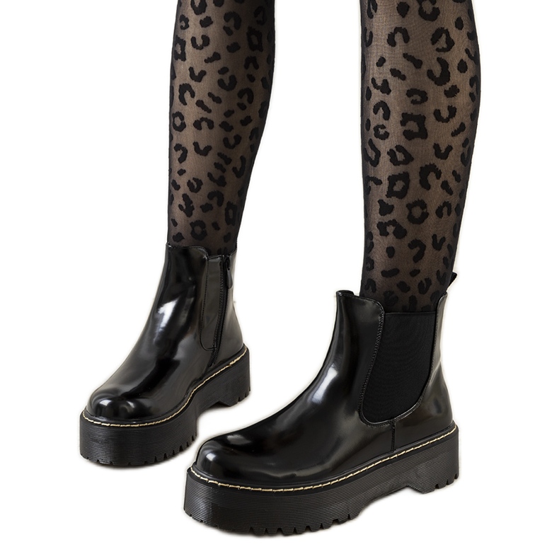 Mustat saappaat korkealla Esilal-tasolla