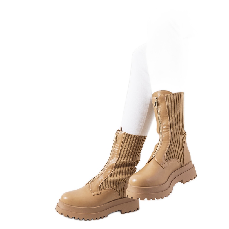 Lewinin ruskeat saappaat, joissa sukkapäällinen