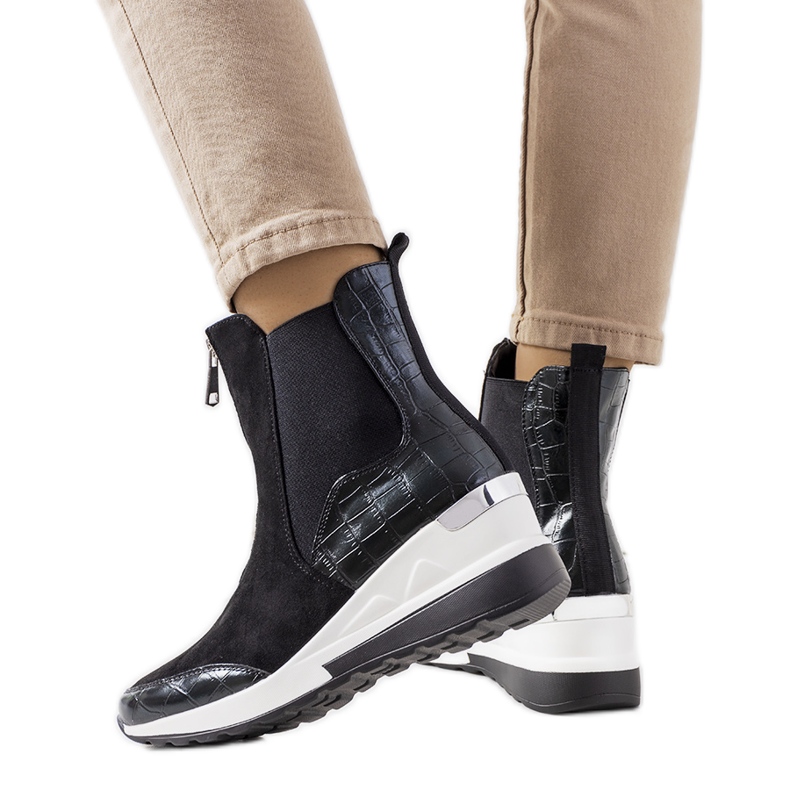 PA1 Mustat tennarit Triaca wedgessä