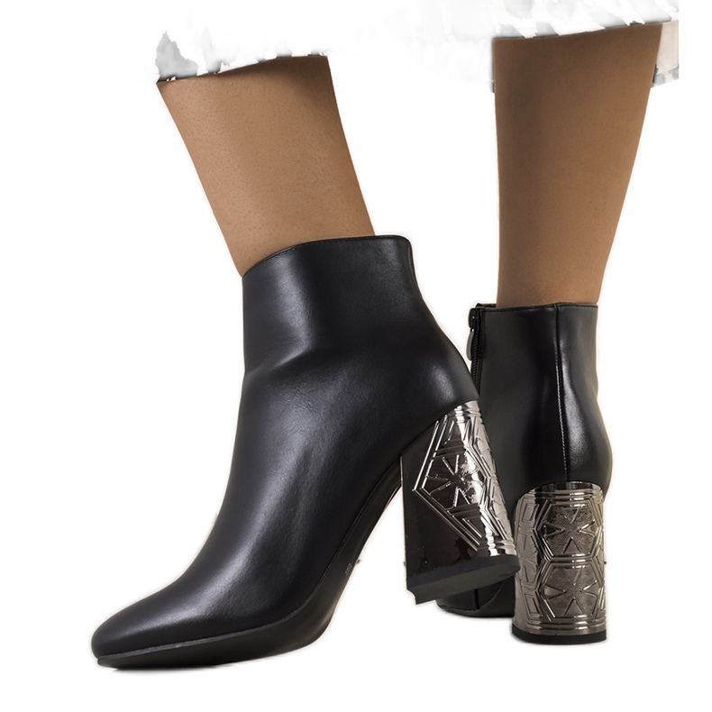 Mustat saappaat koristeellisella Mirim-korolla