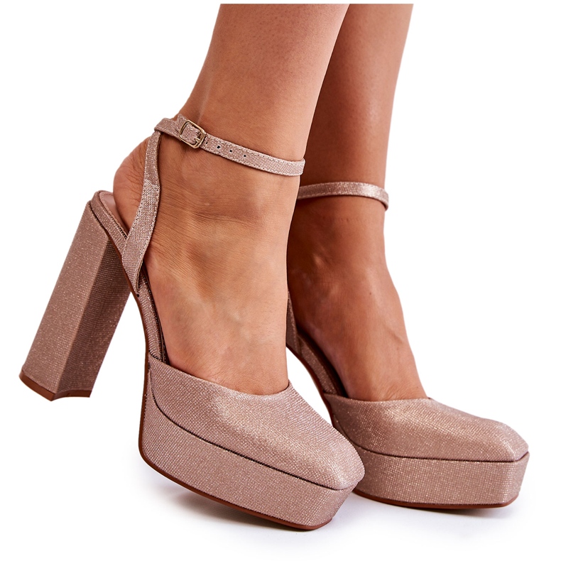 Naisten sandaalit kimaltelevat kantapäässä Gold Rosel kultainen