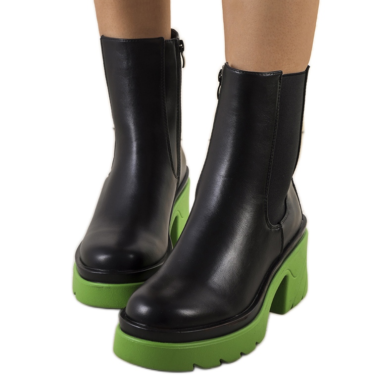 PA1 Mustat nilkkurit vihreällä Torrela-tasolla