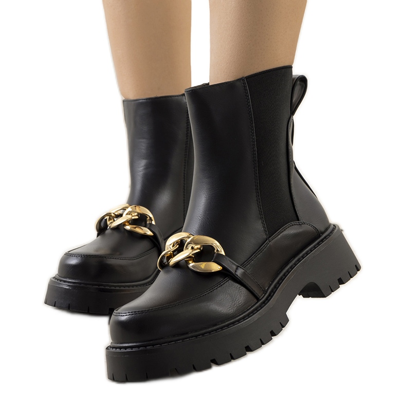 Mustat saappaat korkeassa Pesa-pohjassa