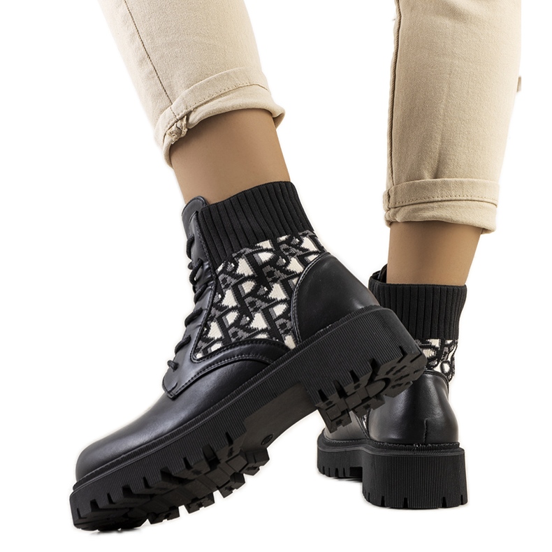 Mustat saappaat, joissa joustava päällinen beige