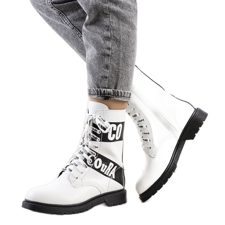 Valkoiset tennarit, joissa on tekstit valkoinen