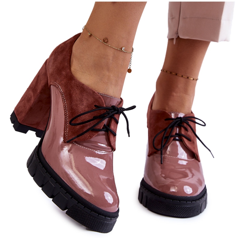 PA2 Muodikkaat mokkanahkaa ja lakatut saappaat vaaleanpunaisella carisa alustalla vaaleanpunainen