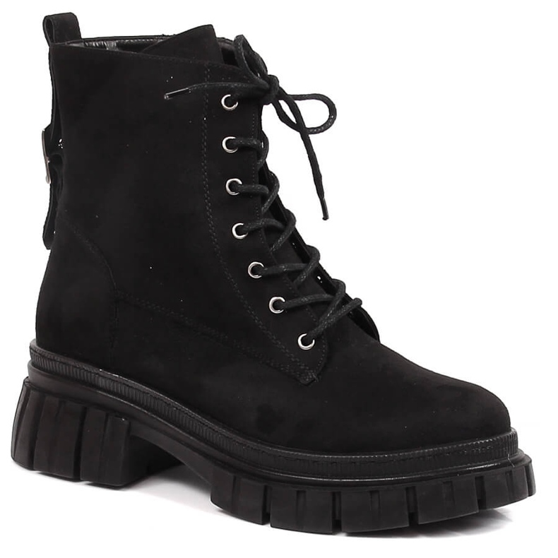 Naisten mokkanahkatyöntekijät mustalla eristetyllä alustalla T.Sokolski