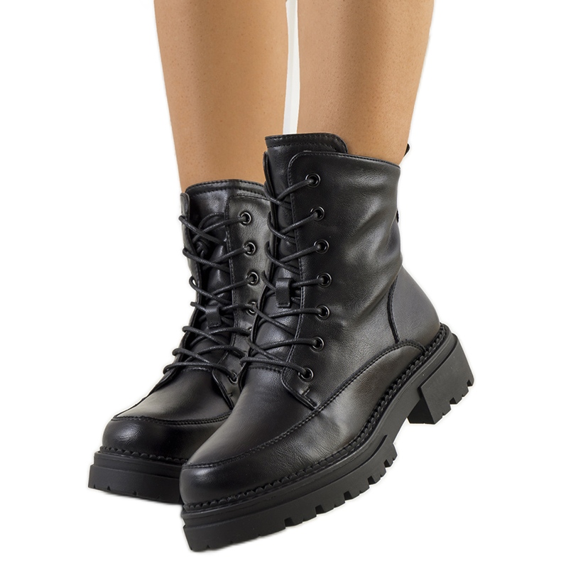 Calderin mustat ansoja