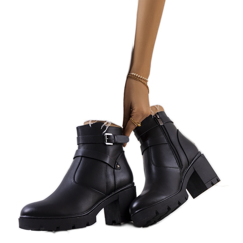 Mustat saappaat traktorin Centret-pohjassa