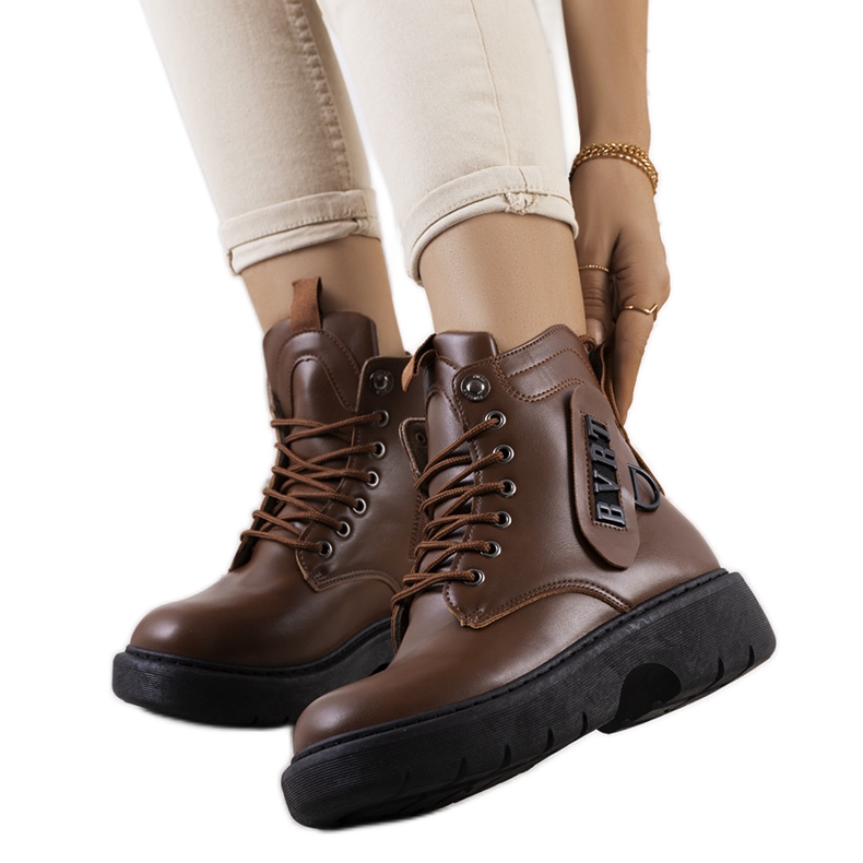 Ruskeat saappaat Denna-alustalla