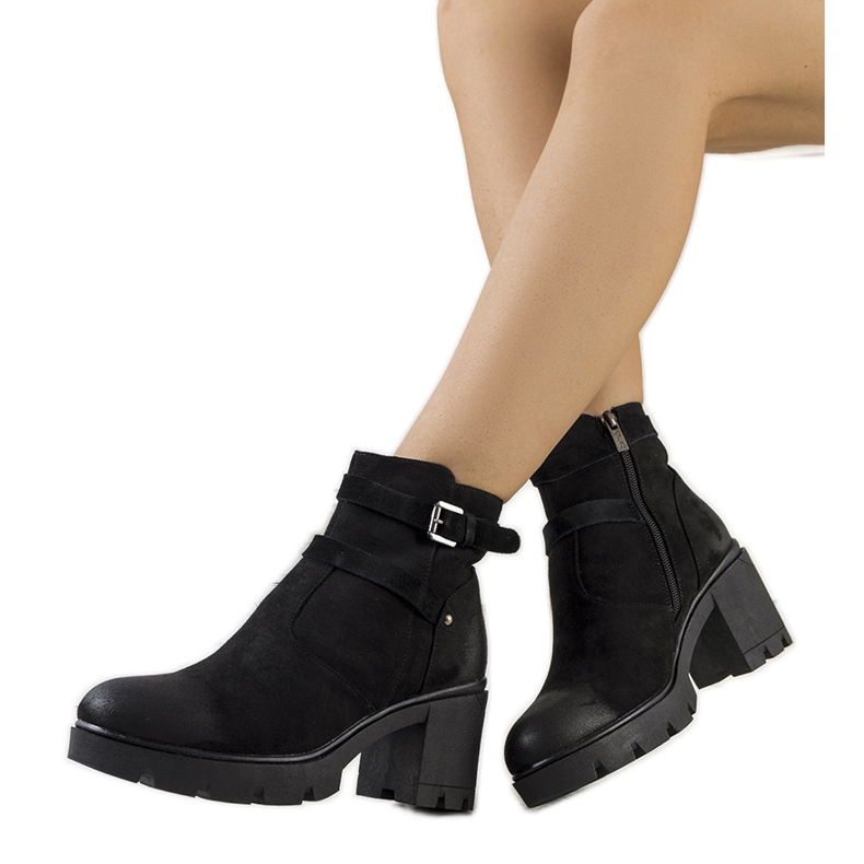 Mustat saappaat Lamaris-traktorin pohjassa