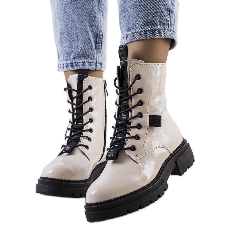 PA1 Casiesin beige-lakatut saappaat