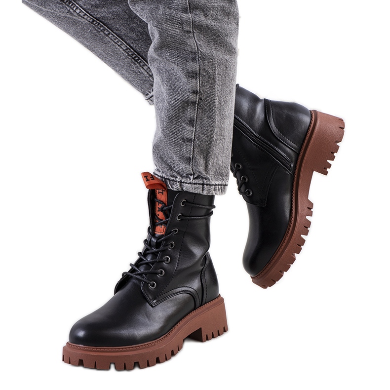 Mustat Sicula ansoja