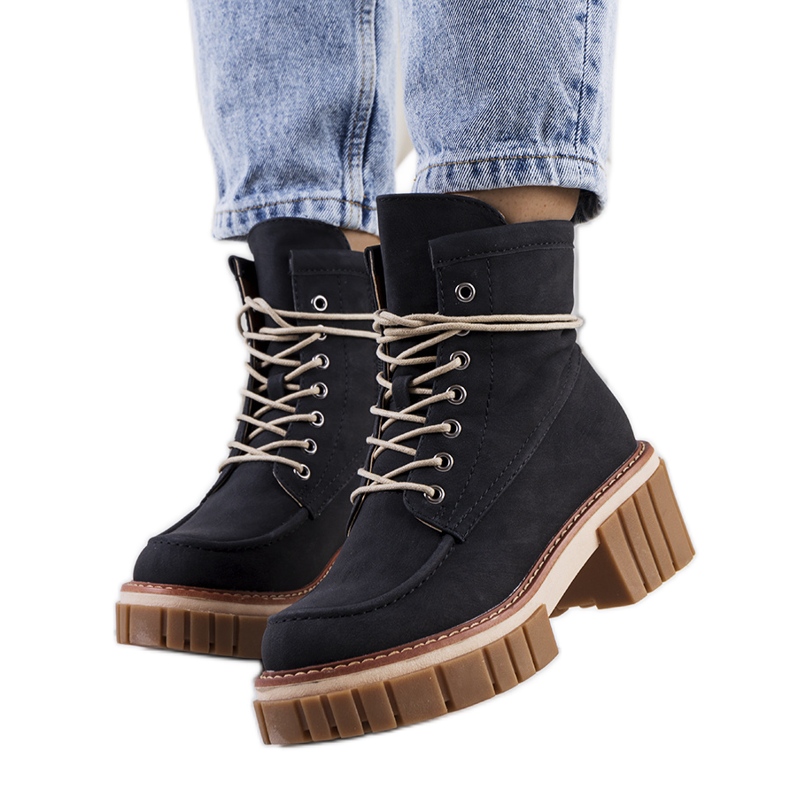 Nicolon mustat ansoja