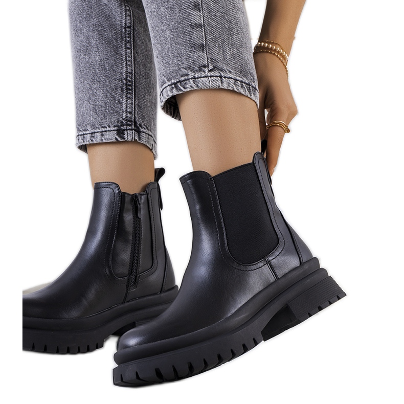 Mustat nilkkurit Alainin alustalla