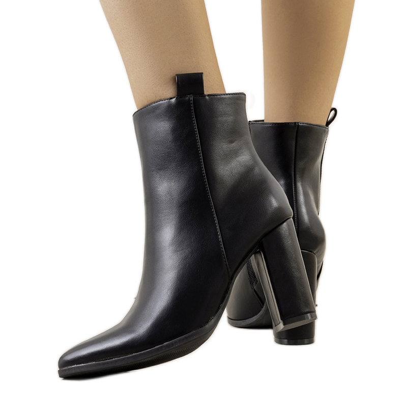 Mustat saappaat Eduar-postissa