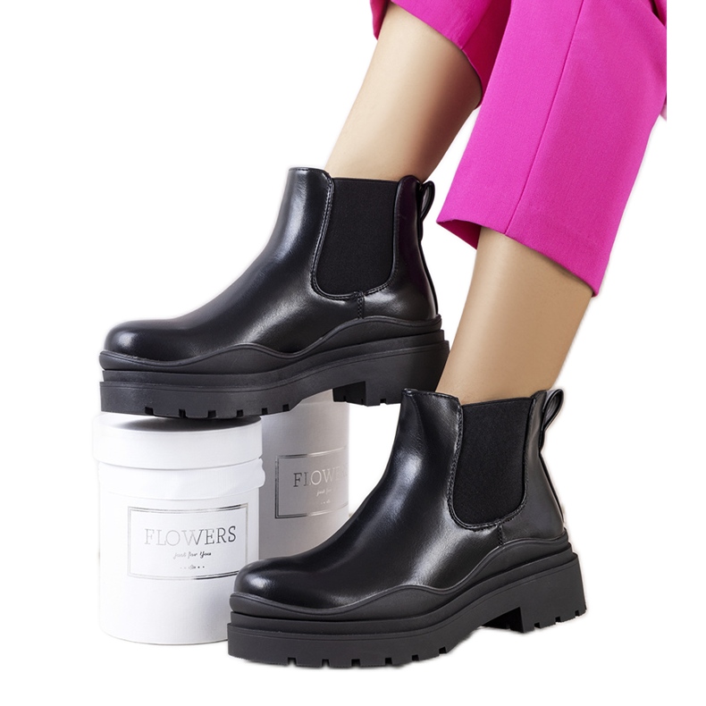 PA1 Mustat saappaat Gaffney-alustalla