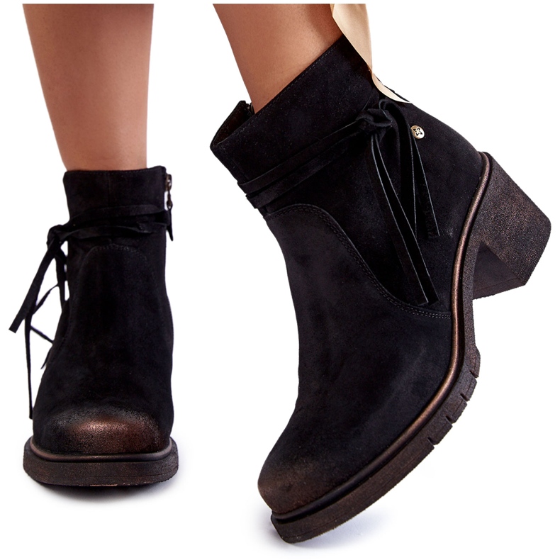 Naisten mokkanahkaiset saapikkaat Maciejka 05720-01 musta