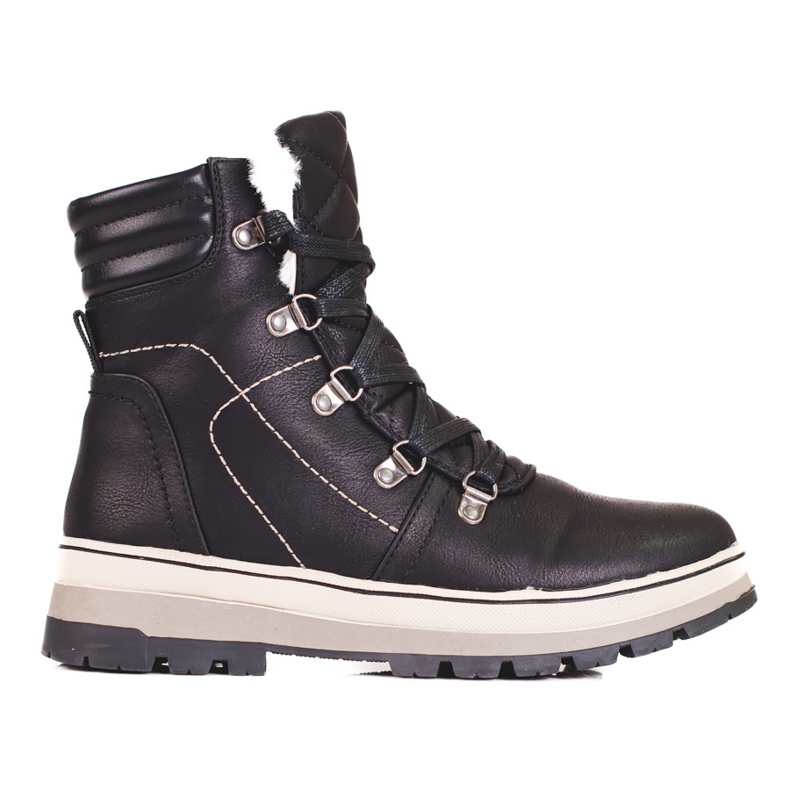 Mustat naisten vaelluskengät eristeillä