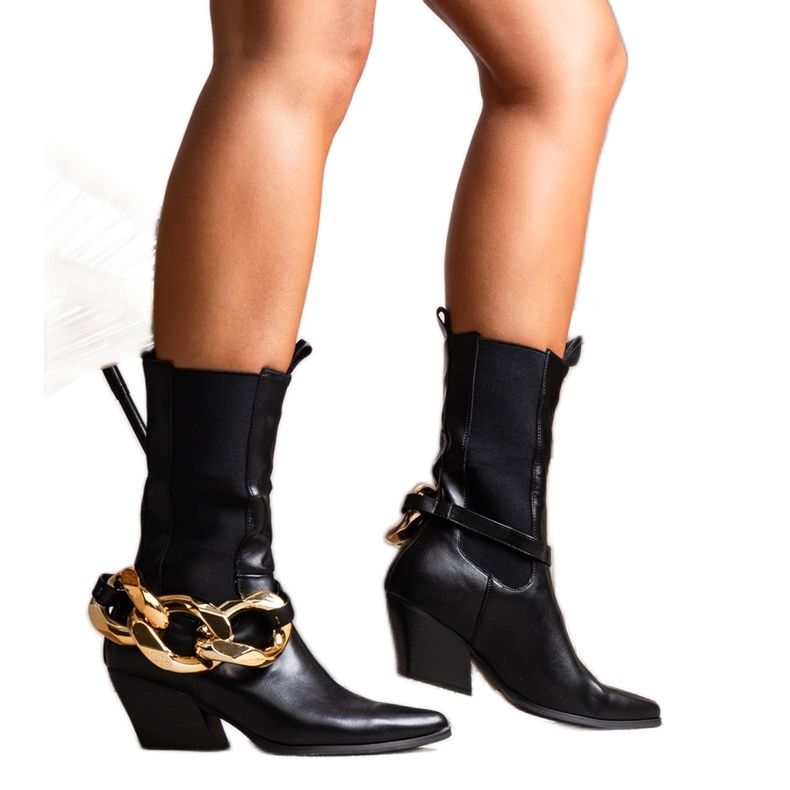 Mustat cowboysaappaat ketjuilla Nash