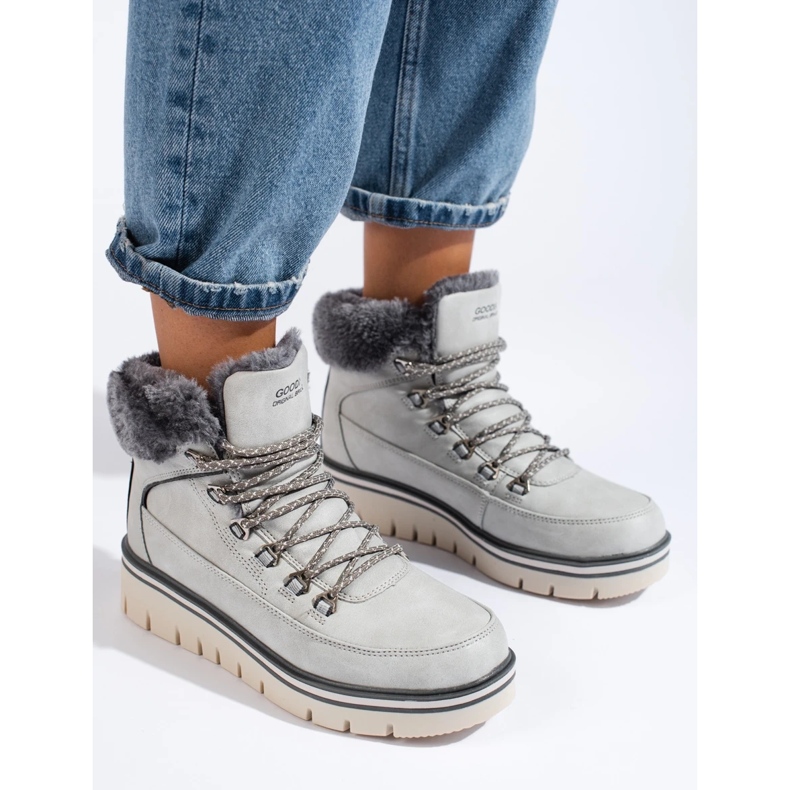 Naisten ansoja lavalla harmaa