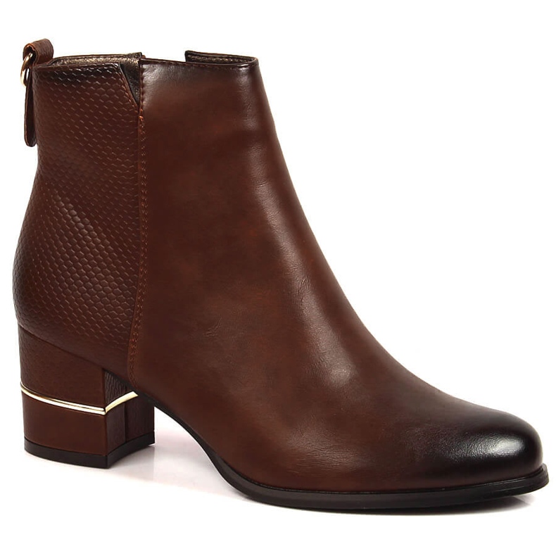 Naisten jodhpur-saappaat ruskeassa eristetyssä tolppassa M. Daszyński