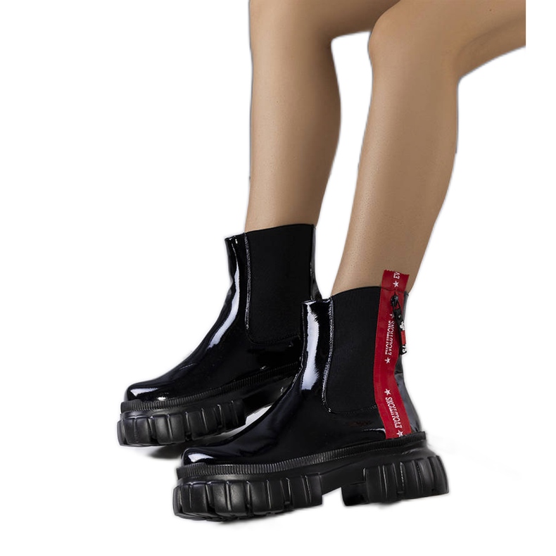 Castan mustat kiiltonahkasaappaat