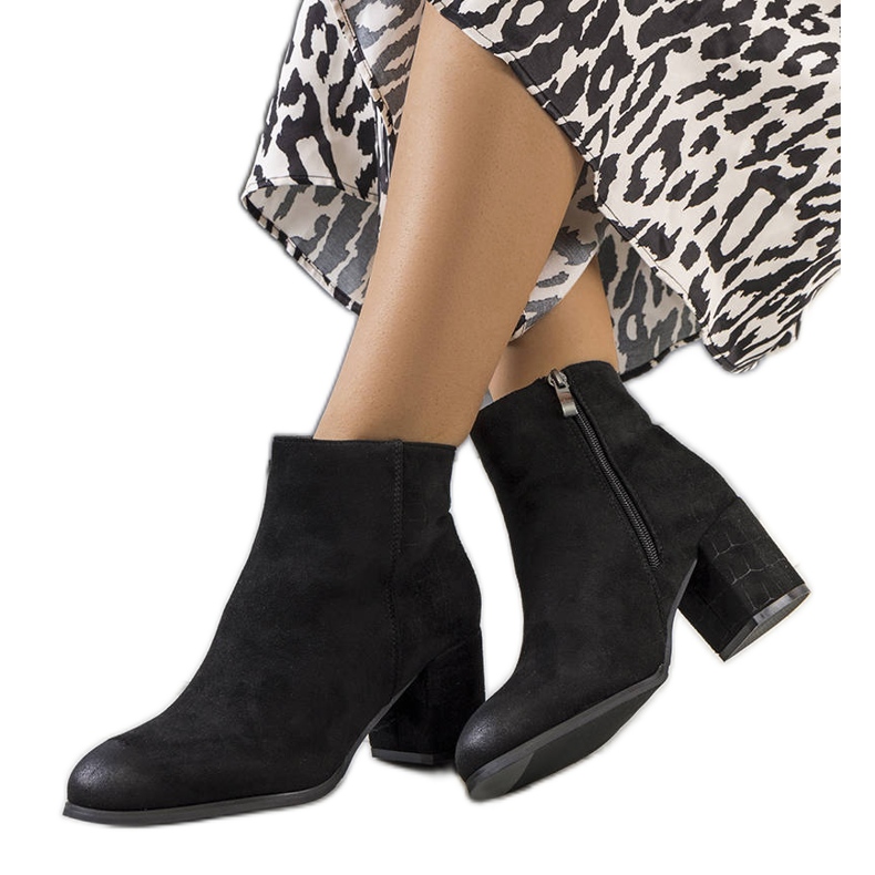 Mustat nilkkurit Silas-tolppassa