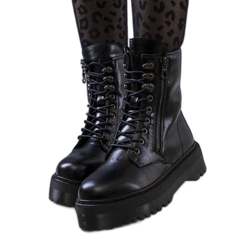 Isolan mustat eristetyt saappaat