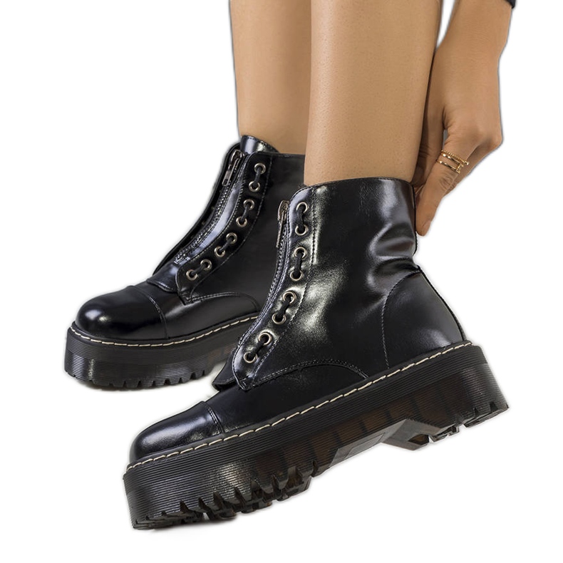 PA1 Mustat saappaat Kenti-alustalla