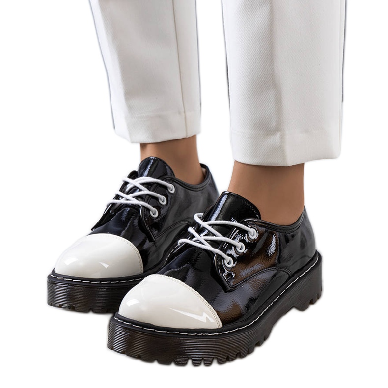 PA1 Mustaksi lakatut Cardin-kengät valkoinen