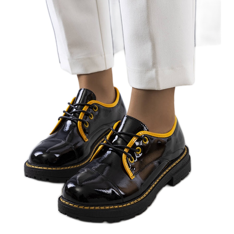 PA1 Mustaksi ja keltaiseksi lakatut Kuzem-kengät keltainen