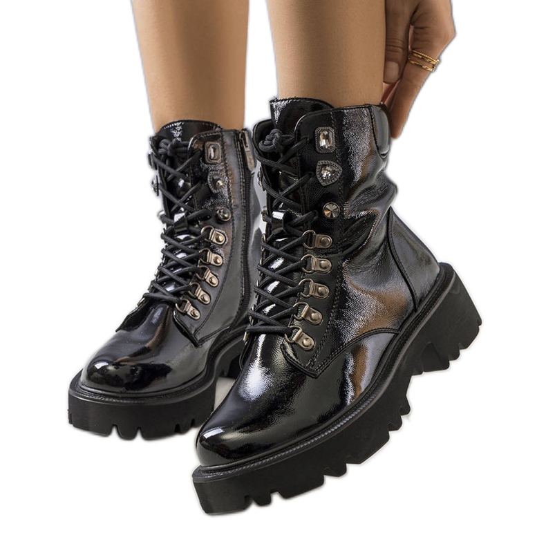 PA1 Mustat saappaat Iglesin traktorin pohjassa