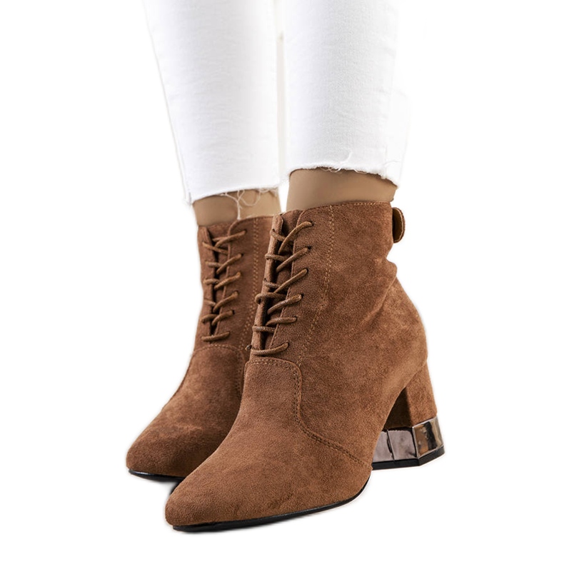 BM Ruskeat saappaat Veranon pylväässä