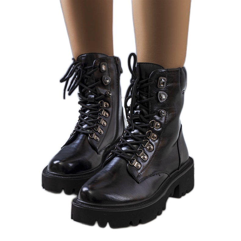 PA1 Mustat saappaat traktorin pohjassa Delle