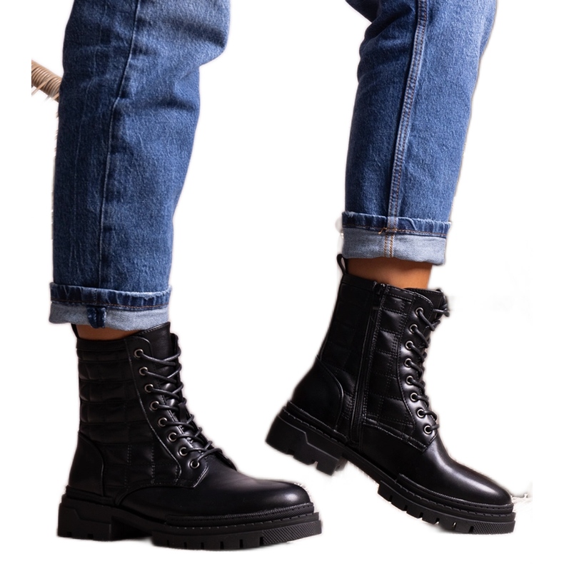 Mustat Tellin saappaat