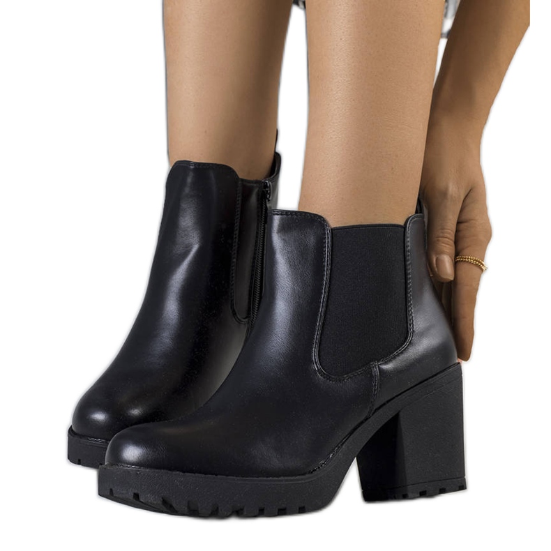 Mustat Cattan-eristetyt saappaat