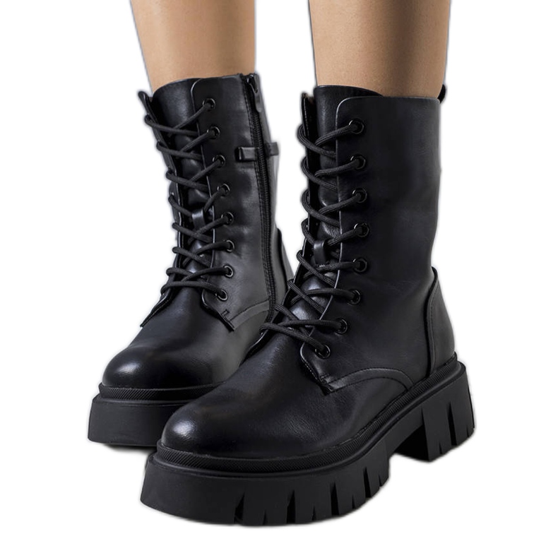 BM Mustat saappaat massiivisessa Darius-pohjassa