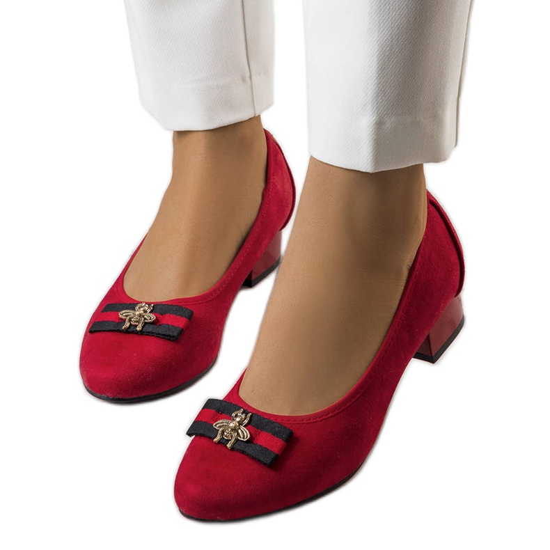 Punaiset pumput Vijver-rusetilla punainen