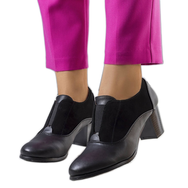 BM Mustat nauhakengät Corder-tolppassa