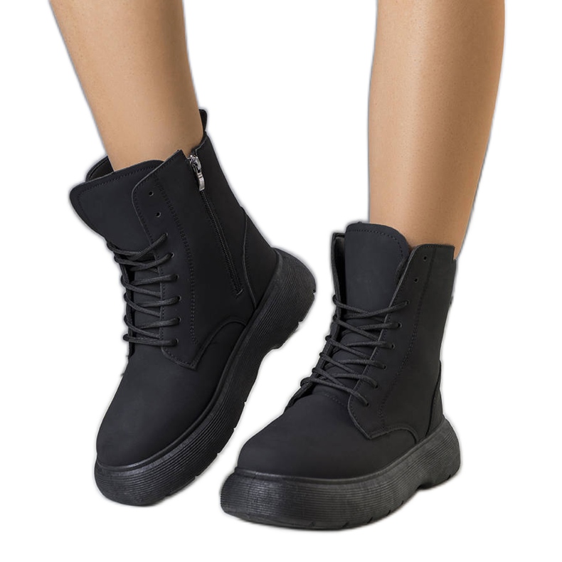 Neilen mustat vuoratut saappaat