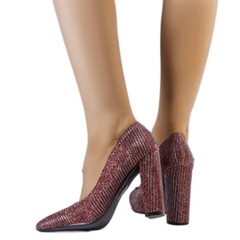 Punaiset pumput Theissin pylväässä punainen