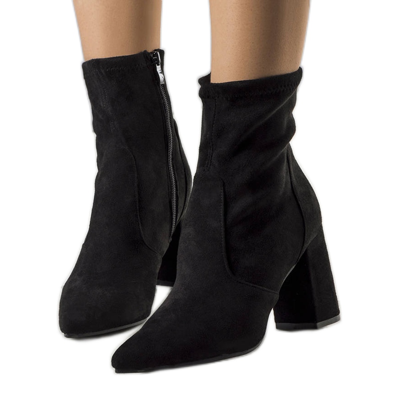 PA1 Mustat nilkkurit Kensley-tolppassa