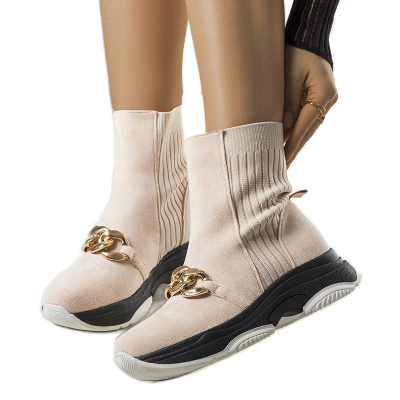 Beiget eristetyt saappaat Ulster-ketjulla