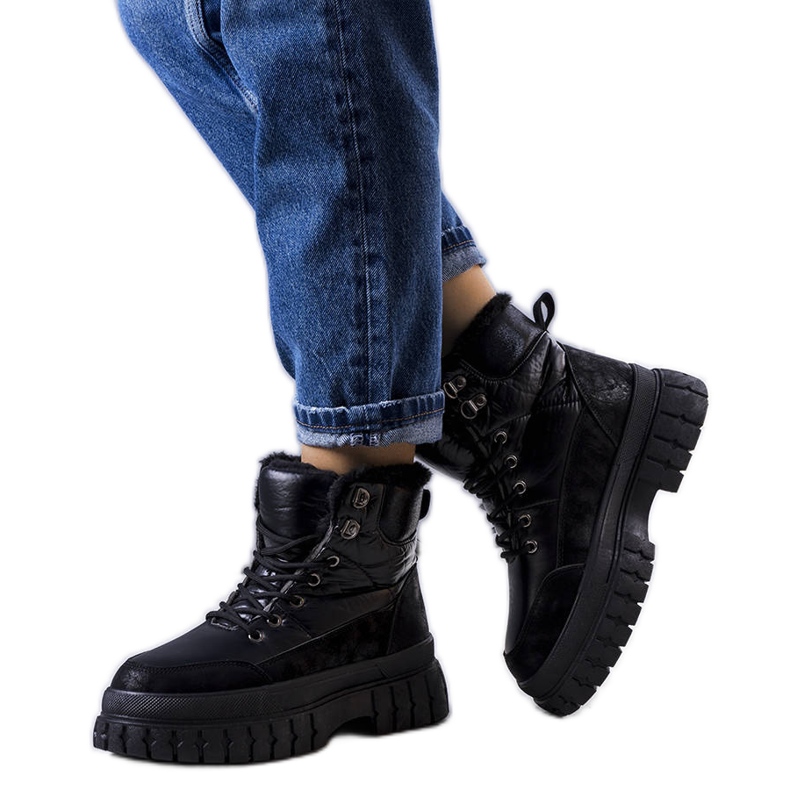 Mustat eristetyt lumikengät Ozerolta