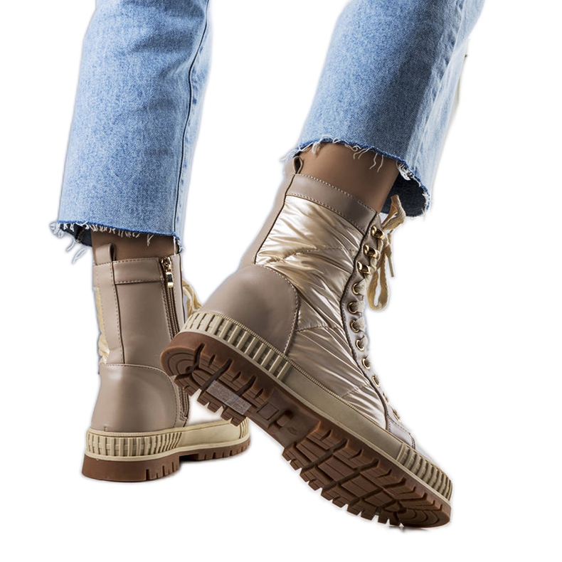 Beiget eristettyjä saappaat Haminalta