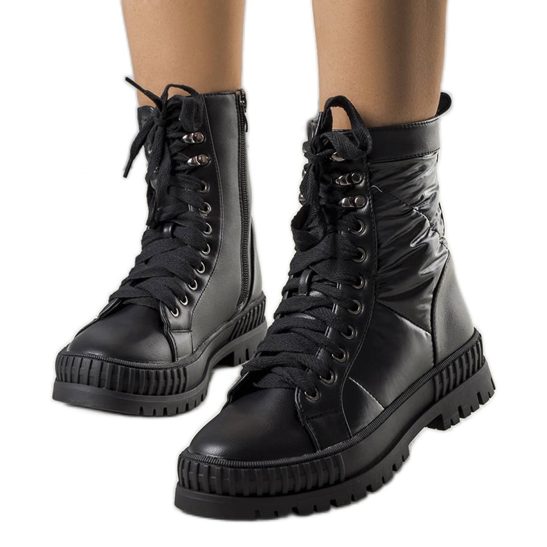 Mustat eristetyt saappaat Haminalta