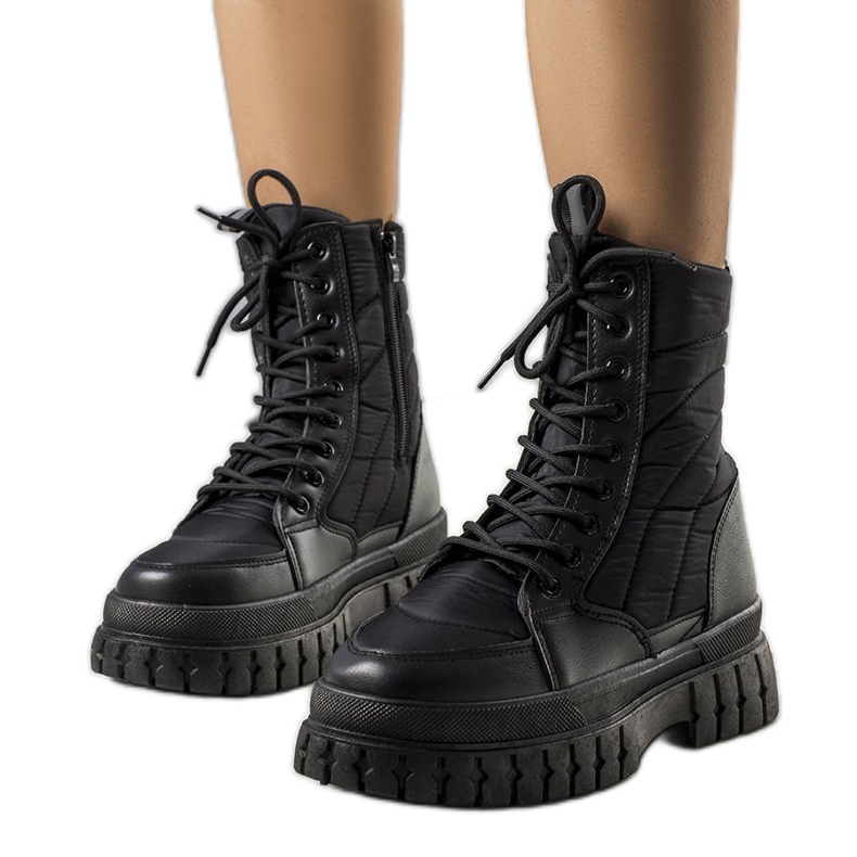 Mustat eristetyt lumisaappaat Arinnalta