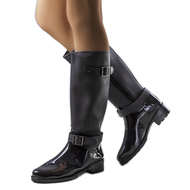 Mustat korkeat saappaat Lahdesta