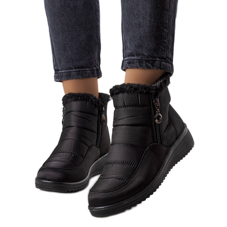 Blenin mustat eristetyt lumisaappaat turkisella